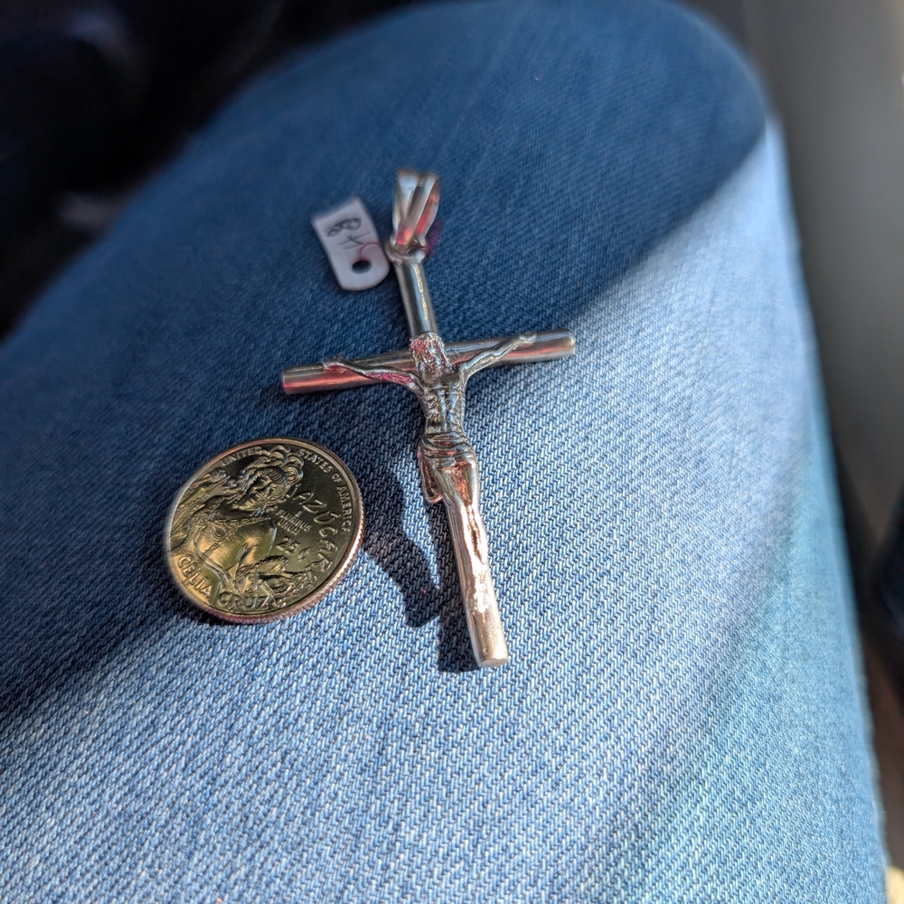NEW Eegant Silver Crucifix - Picture 2 of 3